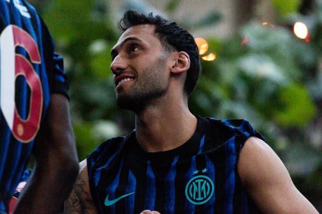 Inter Milan celebrates Serie A title with open-air bus parade in Milan MILAN, ITALY - MAY 17: Hakan Calhanoglu, a Turkish Inter Milan player, celebrates after the Inter-Verona match on the Nerazzurri team bus, with players and staff on board, leaving the San Siro Stadium to celebrate with fans the victory of the Italian football championship in Milan, Italy, on May 17, 2026. Andrea Carrubba Anadolu Milan Italy. Editorial use only. Please get in touch for any other usage.  Copyright: x2026xAnadoluxAndreaxCarrubbax