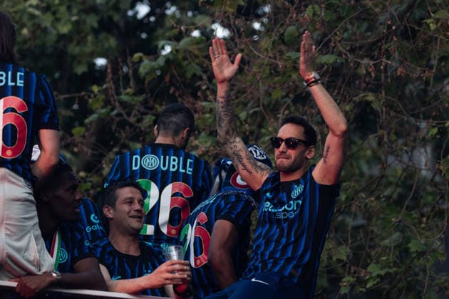 Inter Milan celebrates Serie A title with open-air bus parade in Milan MILAN, ITALY - MAY 17: Hakan Calhanoglu, a Turkish Inter Milan player, celebrates after the Inter-Verona match on the Nerazzurri team bus, with players and staff on board, leaving the San Siro Stadium to celebrate with fans the victory of the Italian football championship in Milan, Italy, on May 17, 2026. Andrea Carrubba Anadolu Milan Italy. Editorial use only. Please get in touch for any other usage.  Copyright: x2026xAnadoluxAndreaxCarrubbax