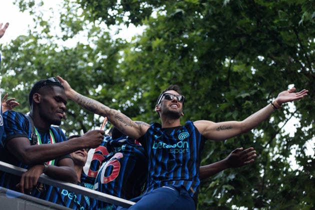 Inter Milan celebrates Serie A title with open-air bus parade in Milan MILAN, ITALY - MAY 17: Hakan Calhanoglu, a Turkish Inter Milan player, celebrates after the Inter-Verona match on the Nerazzurri team bus, with players and staff on board, leaving the San Siro Stadium to celebrate with fans the victory of the Italian football championship in Milan, Italy, on May 17, 2026. Andrea Carrubba Anadolu Milan Italy. Editorial use only. Please get in touch for any other usage.  Copyright: x2026xAnadoluxAndreaxCarrubbax