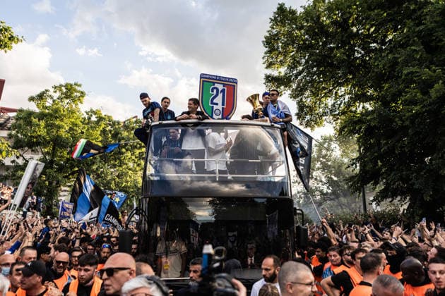 Inter Milan celebrates Serie A title with open-air bus parade in Milan MILAN, ITALY - MAY 17: The Inter Milan squad, including players and staff, participate in the parade on an open-top bus from the San Siro Stadium to the Milan Cathedral to celebrate the Scudetto after the match against Verona in Milan, Italy, on May 17, 2026. Andrea Carrubba Anadolu Milan Italy. Editorial use only. Please get in touch for any other usage.  Copyright: x2026xAnadoluxAndreaxCarrubbax