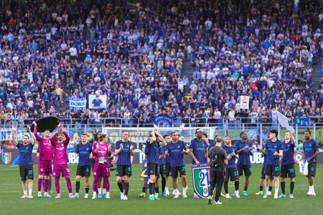 FC Inter vs Hellas Verona, Lega Calcio Serie A EniLive 2025 2026 day 37 at San Siro Stadium Italy, Milan, 2026 05 17: players of FC Inter after the victory greet the fans in the stands at the end of soccer game FC Inter vs Hellas Verona, Serie A Enilive 2025-2026 day 37 at San Siro Stadium Italy, Milan, 2026 05 17: FC Inter vs Hellas Verona, Serie A EniLive 2025 2026 day 37 at San Siro Stadium. Milan Italy Copyright: FabrizioxAndreaxBertani