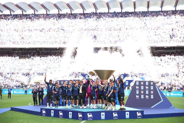 FC Inter vs Hellas Verona, Lega Calcio Serie A EniLive 2025 2026 day 37 at San Siro Stadium Italy, Milan, 2026 05 17: players of FC Inter raise the cup and celebrate the title of Italy League Seire A at the end of soccer game FC Inter vs Hellas Verona, Serie A Enilive 2025-2026 day 37 at San Siro Stadium Italy, Milan, 2026 05 17: FC Inter vs Hellas Verona, Serie A EniLive 2025 2026 day 37 at San Siro Stadium. Milan Italy Copyright: FabrizioxAndreaxBertani