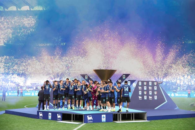 FC Inter vs Hellas Verona, Lega Calcio Serie A EniLive 2025 2026 day 37 at San Siro Stadium Italy, Milan, 2026 05 17: players of FC Inter raise the cup and celebrate the title of Italy League Seire A at the end of soccer game FC Inter vs Hellas Verona, Serie A Enilive 2025-2026 day 37 at San Siro Stadium Italy, Milan, 2026 05 17: FC Inter vs Hellas Verona, Serie A EniLive 2025 2026 day 37 at San Siro Stadium. Milan Italy Copyright: FabrizioxAndreaxBertani