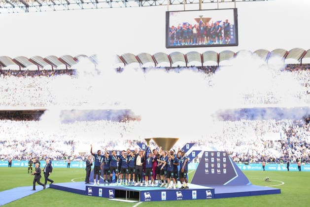 FC Inter vs Hellas Verona, Lega Calcio Serie A EniLive 2025 2026 day 37 at San Siro Stadium Italy, Milan, 2026 05 17: players of FC Inter raise the cup and celebrate the title of Italy League Seire A at the end of soccer game FC Inter vs Hellas Verona, Serie A Enilive 2025-2026 day 37 at San Siro Stadium Italy, Milan, 2026 05 17: FC Inter vs Hellas Verona, Serie A EniLive 2025 2026 day 37 at San Siro Stadium. Milan Italy Copyright: FabrizioxAndreaxBertani