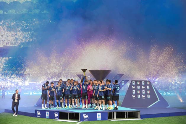FC Inter vs Hellas Verona, Lega Calcio Serie A EniLive 2025 2026 day 37 at San Siro Stadium Italy, Milan, 2026 05 17: players of FC Inter raise the cup and celebrate the title of Italy League Seire A at the end of soccer game FC Inter vs Hellas Verona, Serie A Enilive 2025-2026 day 37 at San Siro Stadium Italy, Milan, 2026 05 17: FC Inter vs Hellas Verona, Serie A EniLive 2025 2026 day 37 at San Siro Stadium. Milan Italy Copyright: FabrizioxAndreaxBertani