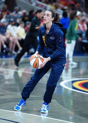 INDIANAPOLIS, IN - MAY 17: Indiana Fever guard Caitlin Clark (22) warms up before the game against the Seattle Storm on May 17, 2026, at Gainbridge Fieldhouse in Indianapolis, Indiana. (Photo by Brian Spurlock Icon Sportswire) WNBA, Basketball Damen, USA MAY 17 Seattle Storm at Indiana Fever EDITORIAL USE ONLY Icon26051722