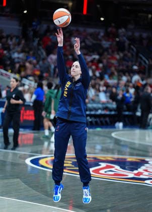 INDIANAPOLIS, IN - MAY 17: Indiana Fever guard Caitlin Clark (22) warms up before the game against the Seattle Storm on May 17, 2026, at Gainbridge Fieldhouse in Indianapolis, Indiana. (Photo by Brian Spurlock Icon Sportswire) WNBA, Basketball Damen, USA MAY 17 Seattle Storm at Indiana Fever EDITORIAL USE ONLY Icon26051723