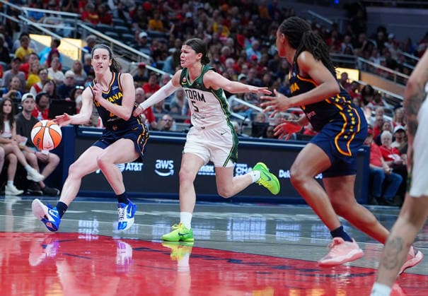 INDIANAPOLIS, IN - MAY 17: Indiana Fever guard Caitlin Clark (22) makes a pass to guard Kelsey Mitchell (0) cutting through the lane against the Seattle Storm on May 17, 2026, at Gainbridge Fieldhouse in Indianapolis, Indiana. (Photo by Brian Spurlock Icon Sportswire) WNBA, Basketball Damen, USA MAY 17 Seattle Storm at Indiana Fever EDITORIAL USE ONLY Icon26051725