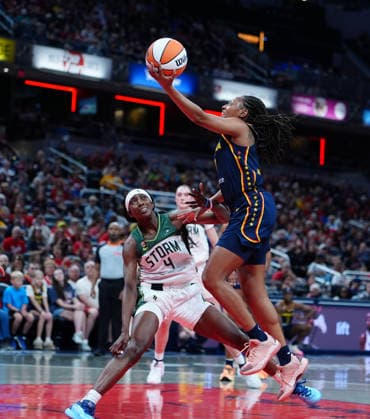 INDIANAPOLIS, IN - MAY 17: Indiana Fever guard Kelsey Mitchell (0) takes a shot against the Seattle Storm on May 17, 2026, at Gainbridge Fieldhouse in Indianapolis, Indiana. (Photo by Brian Spurlock Icon Sportswire) WNBA, Basketball Damen, USA MAY 17 Seattle Storm at Indiana Fever EDITORIAL USE ONLY Icon26051727