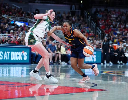 INDIANAPOLIS, IN - MAY 17: Indiana Fever guard Kelsey Mitchell (0) drives to the basket against the Seattle Storm on May 17, 2026, at Gainbridge Fieldhouse in Indianapolis, Indiana. (Photo by Brian Spurlock Icon Sportswire) WNBA, Basketball Damen, USA MAY 17 Seattle Storm at Indiana Fever EDITORIAL USE ONLY Icon26051728