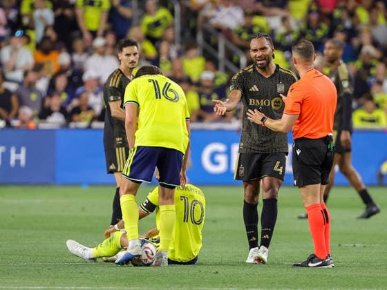 May 17, 2026: LAFC defender Eddie Segura (4) argues with the referee about receiving a yellow card during a MLS, Fussball Herren, USA match between LAFC and Nashville SC at Geodis Park in Nashville, TN. CSM Nashville United States of America - ZUMAc04_ 20260517_zma_c04_018 Copyright: xStephenxFurstx