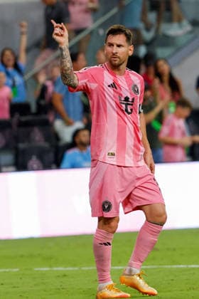 May 17, 2026, Miami, Florida, USA: Inter Miami forward Lionel Messi (10) gestures to the supporters during a MLS, Fussball Herren, USA soccer match between Inter Miami CF and Portland Timbers at NU Stadium in Miami Miami USA - ZUMAa257 20260517_zsp_a257_023 Copyright: xChrisxArjoonx