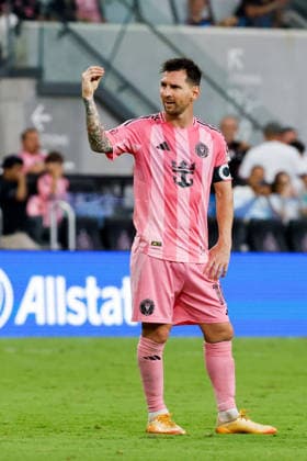 May 17, 2026, Miami, Florida, USA: Inter Miami forward Lionel Messi (10) gestures to the supporters during a MLS, Fussball Herren, USA soccer match between Inter Miami CF and Portland Timbers at NU Stadium in Miami Miami USA - ZUMAa257 20260517_zsp_a257_014 Copyright: xChrisxArjoonx