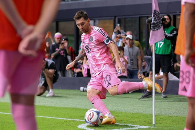 May 17, 2026, Miami, Florida, USA: Inter Miami forward Lionel Messi (10) prepares to take a corner kick during a MLS, Fussball Herren, USA soccer match between Inter Miami CF and Portland Timbers at NU Stadium in Miami Miami USA - ZUMAa257 20260517_zsp_a257_010 Copyright: xChrisxArjoonx