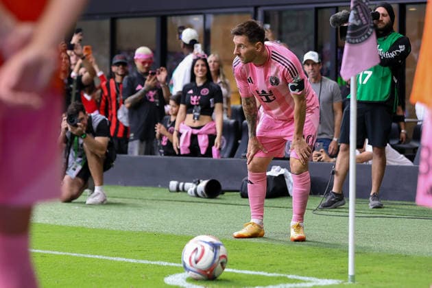 May 17, 2026, Miami, Florida, USA: Inter Miami forward Lionel Messi (10) prepares to take a corner kick during a MLS, Fussball Herren, USA soccer match between Inter Miami CF and Portland Timbers at NU Stadium in Miami Miami USA - ZUMAa257 20260517_zsp_a257_009 Copyright: xChrisxArjoonx