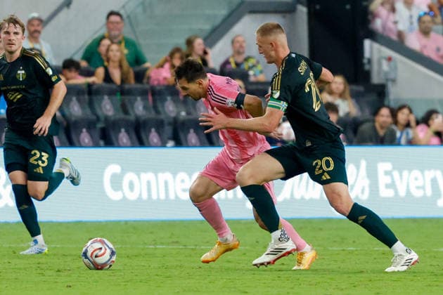 May 17, 2026, Miami, Florida, USA: Inter Miami forward Lionel Messi (10) and Portland Timbers defender Finn Surman (20) battle for the ball during a MLS, Fussball Herren, USA soccer match between Inter Miami CF and Portland Timbers at NU Stadium in Miami Miami USA - ZUMAa257 20260517_zsp_a257_052 Copyright: xChrisxArjoonx