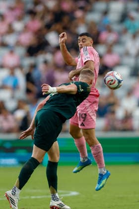 May 17, 2026, Miami, Florida, USA: Inter Miami forward GermoÂ¡n Berterame (19) and Portland Timbers defender Finn Surman (20) battle for the ball during a MLS, Fussball Herren, USA soccer match between Inter Miami CF and Portland Timbers at NU Stadium in Miami Miami USA - ZUMAa257 20260517_zsp_a257_032 Copyright: xChrisxArjoonx