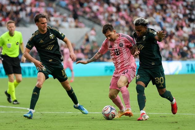 May 17, 2026, Miami, Florida, USA: Inter Miami forward Lionel Messi (10) and Portland Timbers midfielder Joao Ortiz (80) battle for the ball during a MLS, Fussball Herren, USA soccer match between Inter Miami CF and Portland Timbers at NU Stadium in Miami Miami USA - ZUMAa257 20260517_zsp_a257_033 Copyright: xChrisxArjoonx