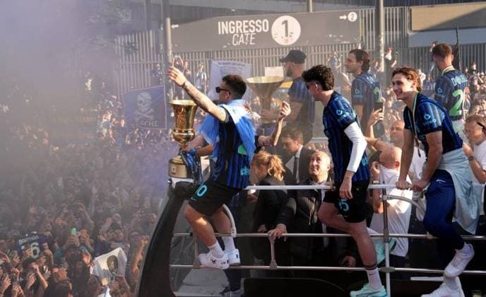 RECORD DATE NOT STATED IPA84799359 - Milan, Celebration of Inter Internazionale s 21st scudetto , team over Pullman in front of San Siro stadium  Copyright: xx xx 84799359  Copyright: xIMAGOx xIMAGO IndependentxPhotoxAgencyxInt.x 84799359