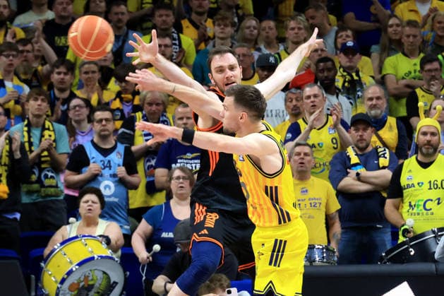 DEU, easyCredit BBL, ALBA vs. Rasta Vechta 17.05.2026, Uber-Arena, Berlin, DEU, easyCredit BBL, ALBA vs. Rasta Vechta im Bild Martin Hermannsson (ALBA Berlin 15), Philipp Herkenhoff (RASTA Vechta 14)
