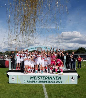 Sand , Fußball 2. Bundesliga , SC Sand vs. VfB Stuttgart Frauen , Siegerehrung VfB Meisterschale