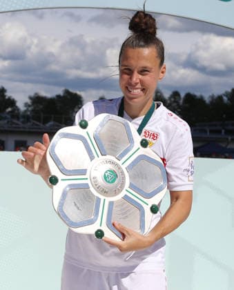 Sand , Fußball 2. Bundesliga , SC Sand vs. VfB Stuttgart Frauen , Nicole Billa ( VfB ) mit Meisterschale