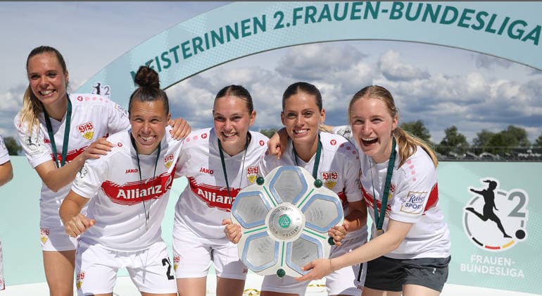 Sand , Fußball 2. Bundesliga , SC Sand vs. VfB Stuttgart Frauen , , Jubel VfB mit Meisterschale , von links: Janina Hechler Nicole Billa Katharina Schäfer Dafina Redzepi Linette Hofmann
