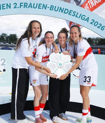 Sand , Fußball 2. Bundesliga , SC Sand vs. VfB Stuttgart Frauen , , Jubel VfB mit Meisterschale , von links: Tamar Dongus Joy Castor Gillian Castor Fabienne Dongus