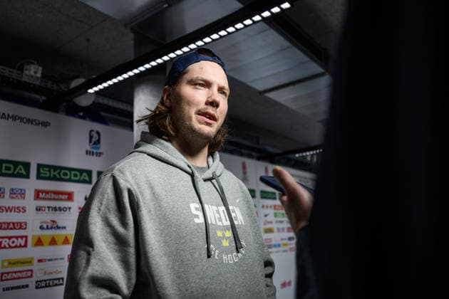 260518 Oscar Sundqvist of Sweden speaks to media in the mixed zone after a practice session during the 2026 IIHF Ice hockey, Eishockey World Championship, WM, Weltmeisterschaft on May 18, 2026 in Fribourg. Photo: Jesper Zerman BILDBYRAN kod JZ JZ0717 ishockey ice hockey ishockey-vm 2026 vm 2026 iihf world championship träning practice sverige sweden day 4 bbeng Copyright: JESPERxZERMAN BB260518JZ016