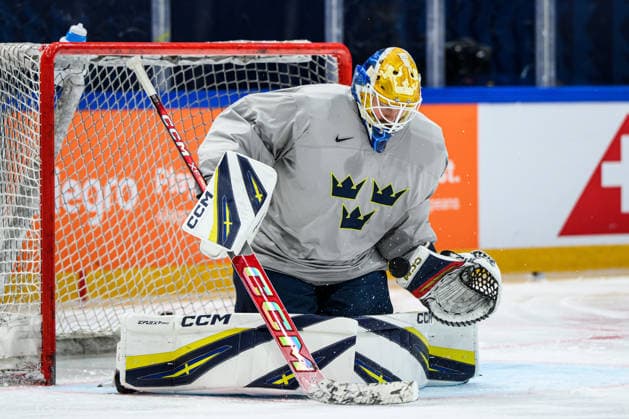 260518 goaltender Arvid Söderblom of Sweden at a practice session during the 2026 IIHF Ice hockey, Eishockey World Championship, WM, Weltmeisterschaft on May 18, 2026 in Fribourg. Photo: Jesper Zerman BILDBYRAN kod JZ JZ0717 ishockey ice hockey ishockey-vm 2026 vm 2026 iihf world championship träning practice sverige sweden day 4 bbeng Copyright: JESPERxZERMAN BB260518JZ036
