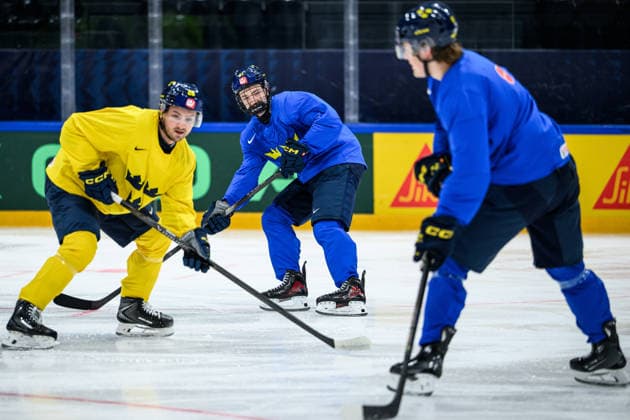 260518 Erik Brännström, Viggo Björck and Ivar Stenberg of Sweden at a practice session during the 2026 IIHF Ice hockey, Eishockey World Championship, WM, Weltmeisterschaft on May 18, 2026 in Fribourg. Photo: Jesper Zerman BILDBYRAN kod JZ JZ0717 ishockey ice hockey ishockey-vm 2026 vm 2026 iihf world championship träning practice sverige sweden day 4 bbeng Copyright: JESPERxZERMAN BB260518JZ042