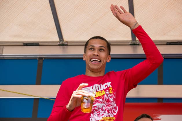 Cottbus, Deutschland 17. Mai 2026 3. Liga - 2025 2026 - FC Energie Cottbus Im Bild: Aufstiegsfeier auf dem Stadthallenvorplatz in Cottbus, Nyamekye Awortwie-Grant (Energie Cottbus) Brandenburg Copyright: xFotostandx xWeilandx