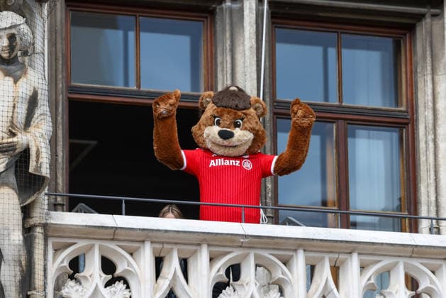 Maskottchen Mia auf dem Rathaus-Balkon, GER, Empfang der FC Bayern Muenchen Frauen im Rathaus und Meisterfeier am Marienplatz, 18.05.2026, GER, Empfang der FC Bayern Muenchen Frauen im Rathaus und Meisterfeier am Marienplatz, 18.05.2026 Muenchen Copyright: xEibner-Pressefoto JennixMaulx EP_JML
