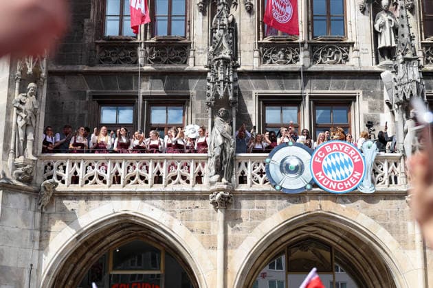 Das Team der FC Bayern Muenchen Frauen auf dem Rathaus-Balkon, GER, Empfang der FC Bayern Muenchen Frauen im Rathaus und Meisterfeier am Marienplatz, 18.05.2026, GER, Empfang der FC Bayern Muenchen Frauen im Rathaus und Meisterfeier am Marienplatz, 18.05.2026 Muenchen Copyright: xEibner-Pressefoto JennixMaulx EP_JML