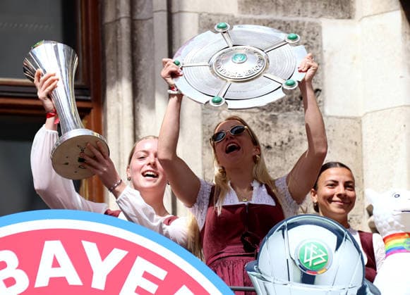 Fussball, Frauen, Bundesliga, Saison 2025 2026, FC Bayern München,Frauen, Doublefeier, Rathausbalkon, Marienplatz Franziska Kett (FC Bayern München) (li.) mit dem DFB Pokal und Giulia Gwinn (FC Bayern München) (re.) mit der Meisterschale am Balkon