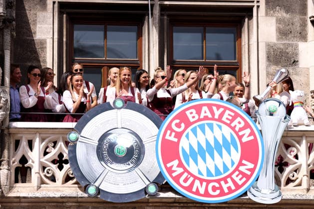 Fussball, Frauen, Bundesliga, Saison 2025 2026, FC Bayern München,Frauen, Doublefeier, Rathausbalkon, Marienplatz Die FC Bayern Frauen beim Feiern auf dem Rathausbalkon