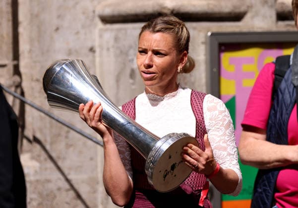 Fussball, Frauen, Bundesliga, Saison 2025 2026, FC Bayern München,Frauen, Doublefeier, Rathausbalkon, Marienplatz Linda Dallmann (FC Bayern München) mit dem DFB-Pokal in den Händen