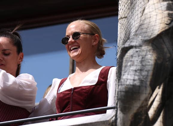 Fussball, Frauen, Bundesliga, Saison 2025 2026, FC Bayern München,Frauen, Doublefeier, Rathausbalkon, Marienplatz Pernille Harder (FC Bayern München) auf dem Balkon