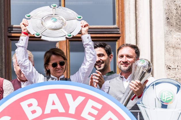 MUNICH, GERMANY - MAY 18: Bianca Rech (Director Womens Football FC Bayern Muenchen) holding up the Google Pixel Frauen Bundesliga trophy, Jose Barcala (Head Coach FC Bayern Muenchen) holding the DFB Pokal during the Meisterfeier of FC Bayern Muenchen women at Marienplatz on May 18, 2026 in Munich, Germany. Bavaria Germany Copyright: xSteffiexWunderlx