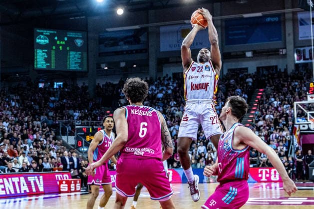 Johnathan Stove (Fitness First Wuerzburg Baskets, 22) vs Michael Kessens (Telekom Baskets Bonn, 06), Grayson Murphy (Telekom Baskets Bonn, 07), Joel Sadu Aminu (Telekom Baskets Bonn, 21) Telekom Baskets Bonn vs. Fitness First Wuerzburg Baskets, Basketball, easy Credit BBL, Playoffs, Viertelfinale, 2. Spieltag, 2025 2026, 18.05.2026 Telekom Baskets Bonn vs. Fitness First Wuerzburg Baskets, Basketball, easy Credit BBL, Playoffs, Viertelfinale, 2. Spieltag, 2025 2026, 18.05.2026 Bonn Copyright: xEibner-Pressefoto GerhardxWingenderx EP_GWR