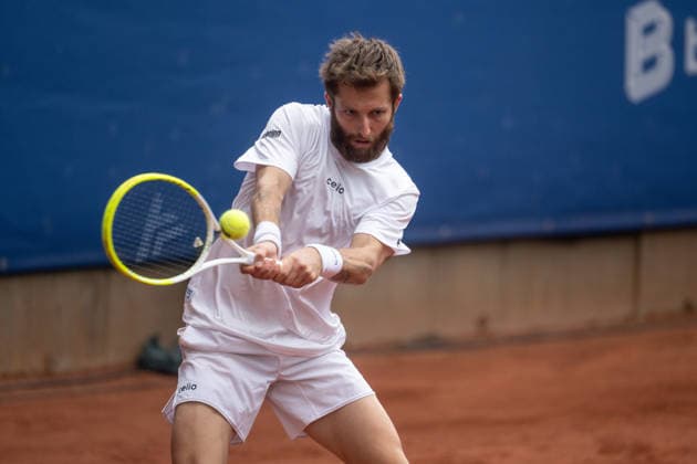 HAMBURG, GERMANY - MAY 18: Corentin Moutet of France plays a backhand shot to oppontent Alejandro Davidovich Fokina of Spain during their Men s Singles Round One match at the Bitpanda Hamburg Open on May 18, 2026 in Hamburg, Germany. Credit: Andy Astfalck NurPhoto Germany Copyright: xAndyxAstfalckx