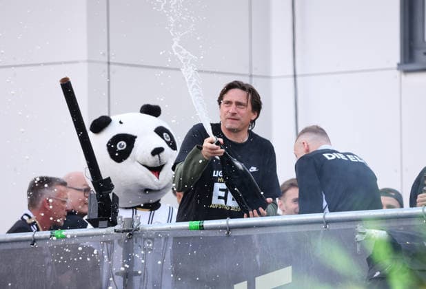 18.05.2026, Fussball, Herren, 2. Bundesliga, Saison 2025 2026, Aufstiegsfeier der SV 07 Elversberg. Die Mannschaft der SV 07 Elversberg feiert auf einem provisorischen Balkon vor dem Rathaus in Spiesen-Elversberg den Aufstieg in die Bundesliga, Trainer Vincent Wagner (SV 07 Elversberg) Spiesen-Elversberg Rathaus Saarland Deutschland (DEU) Copyright: xFabianxKleerx