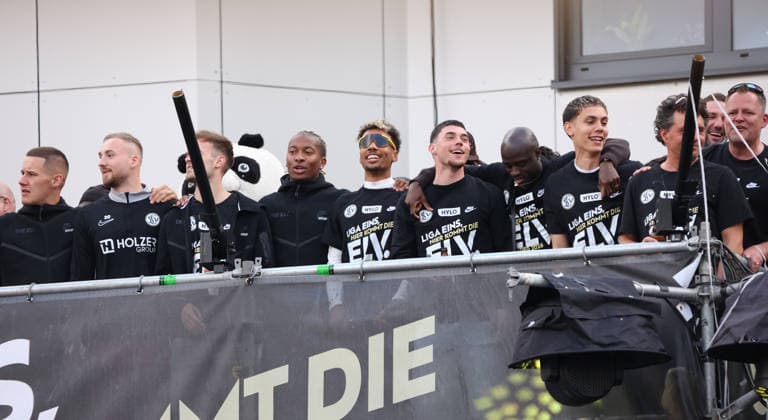 18.05.2026, Fussball, Herren, 2. Bundesliga, Saison 2025 2026, Aufstiegsfeier der SV 07 Elversberg. Die Mannschaft der SV 07 Elversberg feiert auf einem provisorischen Balkon vor dem Rathaus in Spiesen-Elversberg den Aufstieg in die Bundesliga, Lukas Pinckert (SV 07 Elversberg), Nicolas Kristof (SV 07 Elversberg), Jarzinho Malanga (SV 07 Elversberg), Bambase Conte (SV 07 Elversberg), Felix Keidel (SV 07 Elversberg), Amara Conde (SV 07 Elversberg), Frederik Schmahl (SV 07 Elversberg) Spiesen-Elversberg Rathaus Saarland Deutschland (DEU) Copyright: xFabianxKleerx
