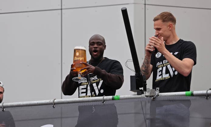 18.05.2026, Fussball, Herren, 2. Bundesliga, Saison 2025 2026, Aufstiegsfeier der SV 07 Elversberg. Die Mannschaft der SV 07 Elversberg feiert auf einem provisorischen Balkon vor dem Rathaus in Spiesen-Elversberg den Aufstieg in die Bundesliga, Amara Conde (SV 07 Elversberg), Luis Seifert (SV 07 Elversberg) Spiesen-Elversberg Rathaus Saarland Deutschland (DEU) Copyright: xFabianxKleerx