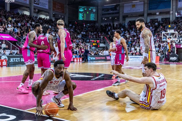 Johnathan Stove (Fitness First Wuerzburg Baskets, 22) in der Hocke schaut zum Schiedsrichter, Christian Skladanowski (Fitness First Wuerzburg Baskets, 19) liegt am Boden Telekom Baskets Bonn vs. Fitness First Wuerzburg Baskets, Basketball, easy Credit BBL, Playoffs, Viertelfinale, 2. Spieltag, 2025 2026, 18.05.2026 Telekom Baskets Bonn vs. Fitness First Wuerzburg Baskets, Basketball, easy Credit BBL, Playoffs, Viertelfinale, 2. Spieltag, 2025 2026, 18.05.2026 Bonn Copyright: xEibner-Pressefoto GerhardxWingenderx EP_GWR