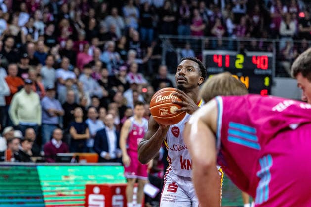 Johnathan Stove (Fitness First Wuerzburg Baskets, 22) bei einem seiner Freiwuerfe Telekom Baskets Bonn vs. Fitness First Wuerzburg Baskets, Basketball, easy Credit BBL, Playoffs, Viertelfinale, 2. Spieltag, 2025 2026, 18.05.2026 Telekom Baskets Bonn vs. Fitness First Wuerzburg Baskets, Basketball, easy Credit BBL, Playoffs, Viertelfinale, 2. Spieltag, 2025 2026, 18.05.2026 Bonn Copyright: xEibner-Pressefoto GerhardxWingenderx EP_GWR