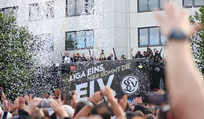 18.05.2026, Fussball, Herren, 2. Bundesliga, Saison 2025 2026, Aufstiegsfeier der SV 07 Elversberg. Die Mannschaft der SV 07 Elversberg feiert auf einem provisorischen Balkon vor dem Rathaus in Spiesen-Elversberg den Aufstieg in die Bundesliga Spiesen-Elversberg Rathaus Saarland Deutschland (DEU) Copyright: xFabianxKleerx