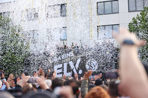 18.05.2026, Fussball, Herren, 2. Bundesliga, Saison 2025 2026, Aufstiegsfeier der SV 07 Elversberg. Die Mannschaft der SV 07 Elversberg feiert auf einem provisorischen Balkon vor dem Rathaus in Spiesen-Elversberg den Aufstieg in die Bundesliga Spiesen-Elversberg Rathaus Saarland Deutschland (DEU) Copyright: xFabianxKleerx