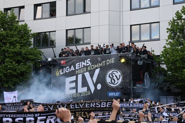 18.05.2026, Fussball, Herren, 2. Bundesliga, Saison 2025 2026, Aufstiegsfeier der SV 07 Elversberg. Die Mannschaft der SV 07 Elversberg feiert auf einem provisorischen Balkon vor dem Rathaus in Spiesen-Elversberg den Aufstieg in die Bundesliga Spiesen-Elversberg Rathaus Saarland Deutschland (DEU) Copyright: xFabianxKleerx