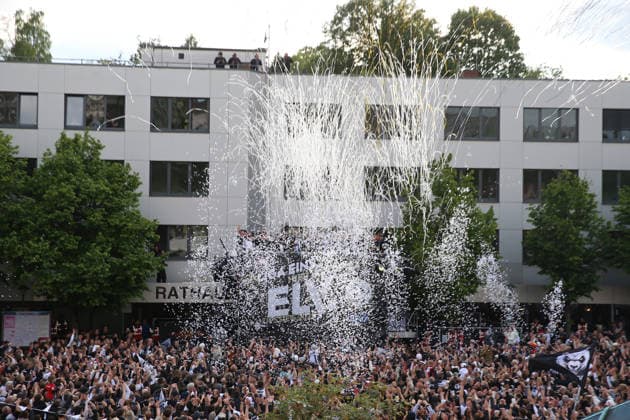 18.05.2026, xrekx, Fussball 2.Bundesliga, SV Elversberg - Aufstiegsfeier v.l. SV Elversberg Mannschaft feiert den Aufstieg (DFL DFB REGULATIONS PROHIBIT ANY USE OF PHOTOGRAPHS as IMAGE SEQUENCES and or QUASI-VIDEO) Elversberg